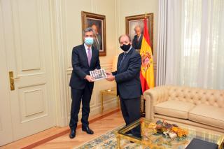 El presidente del TS y del CGPJ, Carlos Lesmes, recibe la memoria del alto tribunal madrileño de manos de su presidente, Celso Rodríguez Padrón 